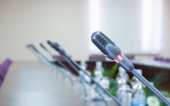 Mikrofone auf dem Tisch in einer Konferenz