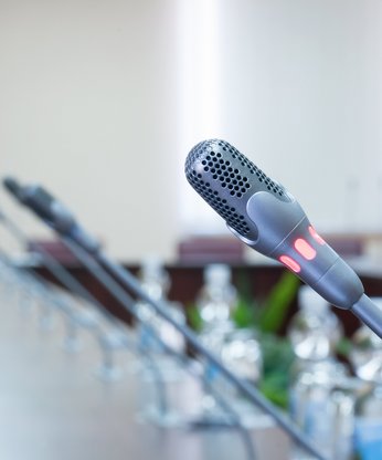 Mikrofone auf dem Tisch in einer Konferenz