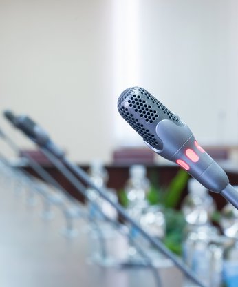 Mikrofone auf dem Tisch in einer Konferenz