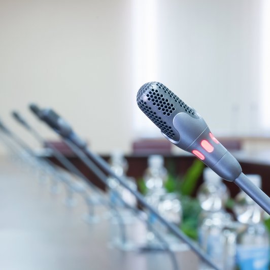 Mikrofone auf dem Tisch in einer Konferenz