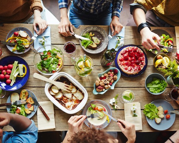 menschen essen gesund am tisch