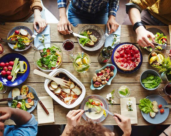 menschen essen gesund am tisch