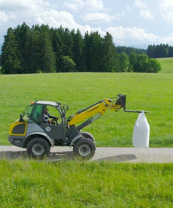 Eminex wird transportiert mit dem Traktor