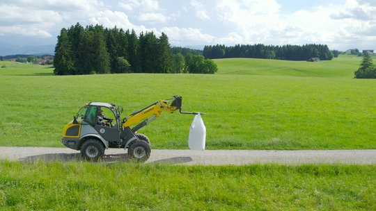 Eminex wird transportiert mit dem Traktor