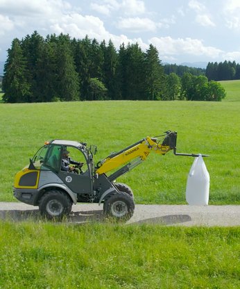 Eminex wird transportiert mit dem Traktor