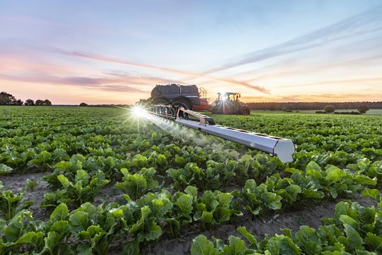 Traktor mit Anhänger zum Bewässern