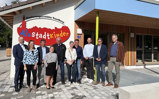 AlzStadtKinder mit Personen davor