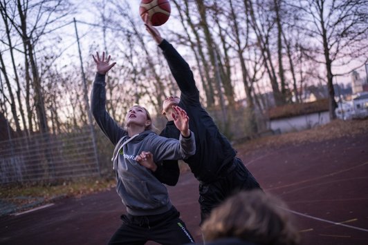 Basketballspiel unter Freundinnen