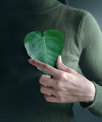 Frau mit Blatt in Herzform