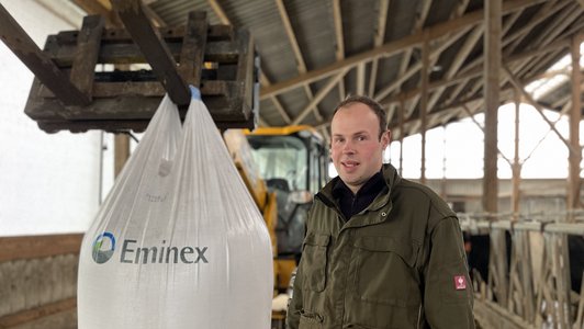 [Translate to Englisch:] Gerrit Eberhards hofft, dass sich die Gülle aufgrund der verbesserten Fließfähigkeit noch besser ausbringen lässt. 