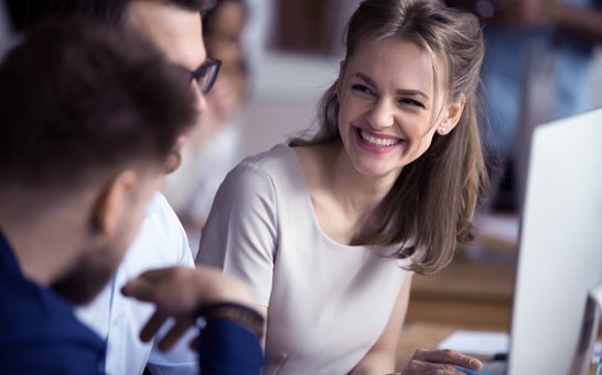 drei Personen vor Computerbildschirm