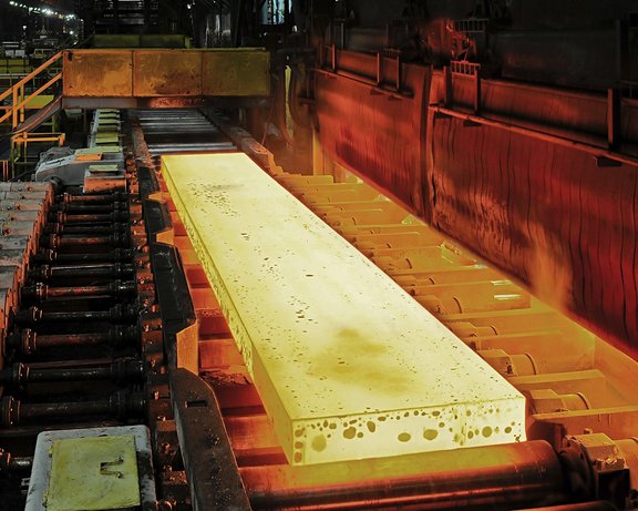 Metallurgie großes Metallstück wird stark erhitzt