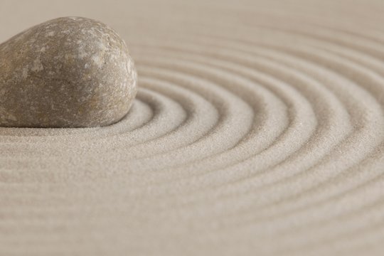 Stein liegt in der Mitte im Sand