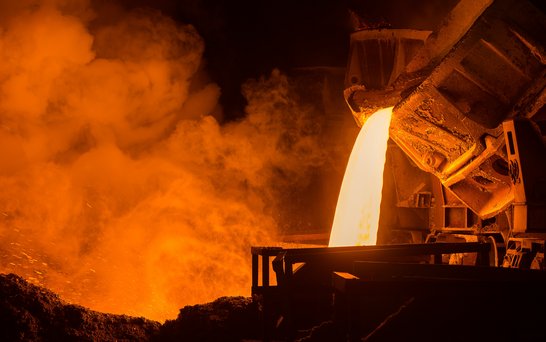 Stahlwerk Metallurgie geschmolzenes Eisen wird umgefüllt