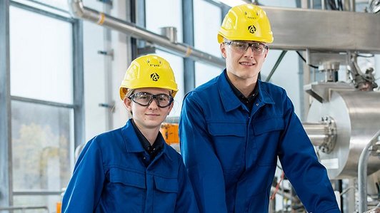 Chemikanten im Betrieb